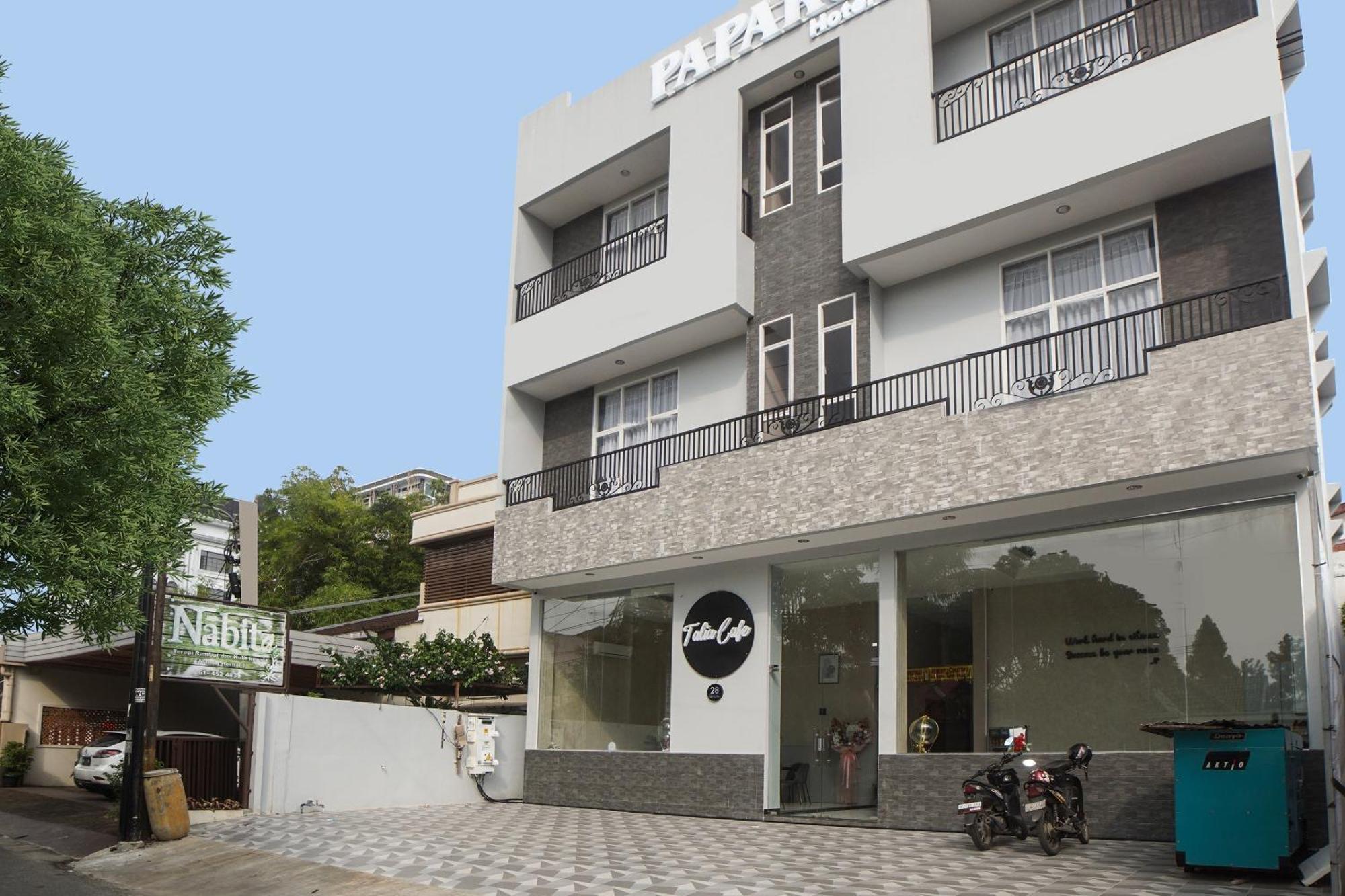 Super Oyo Capital O 92066 Papakoel Hotel & Cafe Medan Esterno foto
