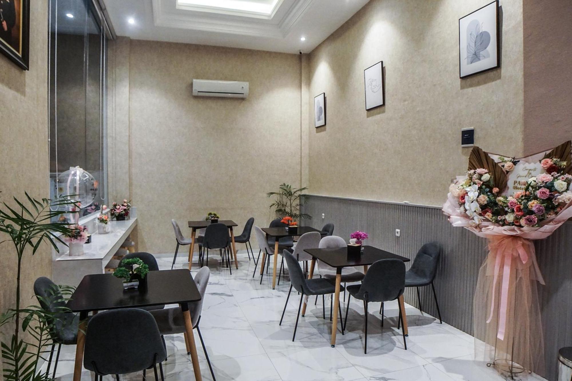 Super Oyo Capital O 92066 Papakoel Hotel & Cafe Medan Esterno foto