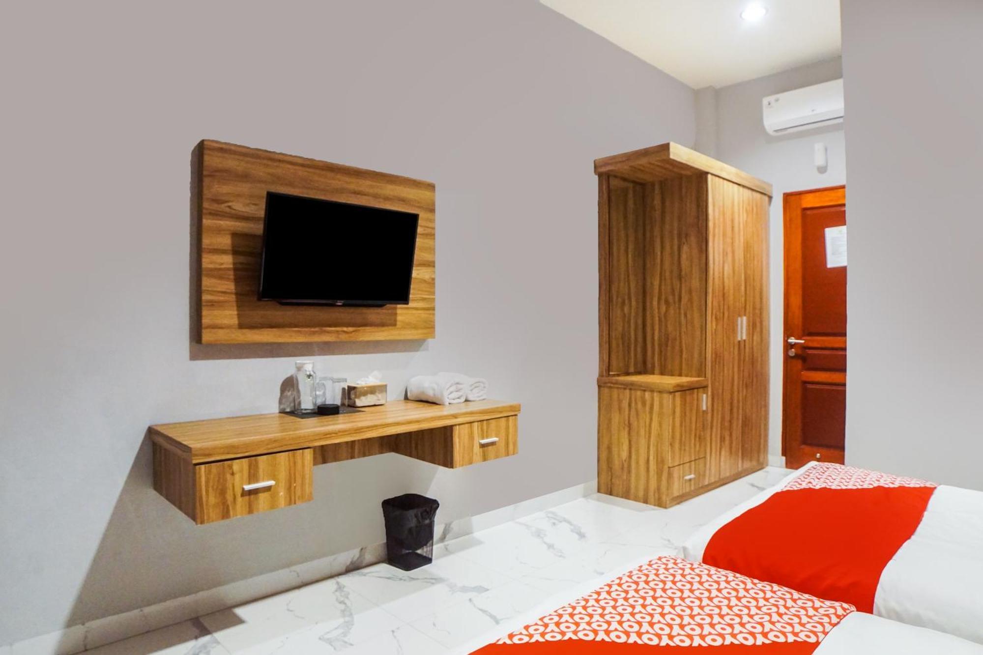 Super Oyo Capital O 92066 Papakoel Hotel & Cafe Medan Esterno foto