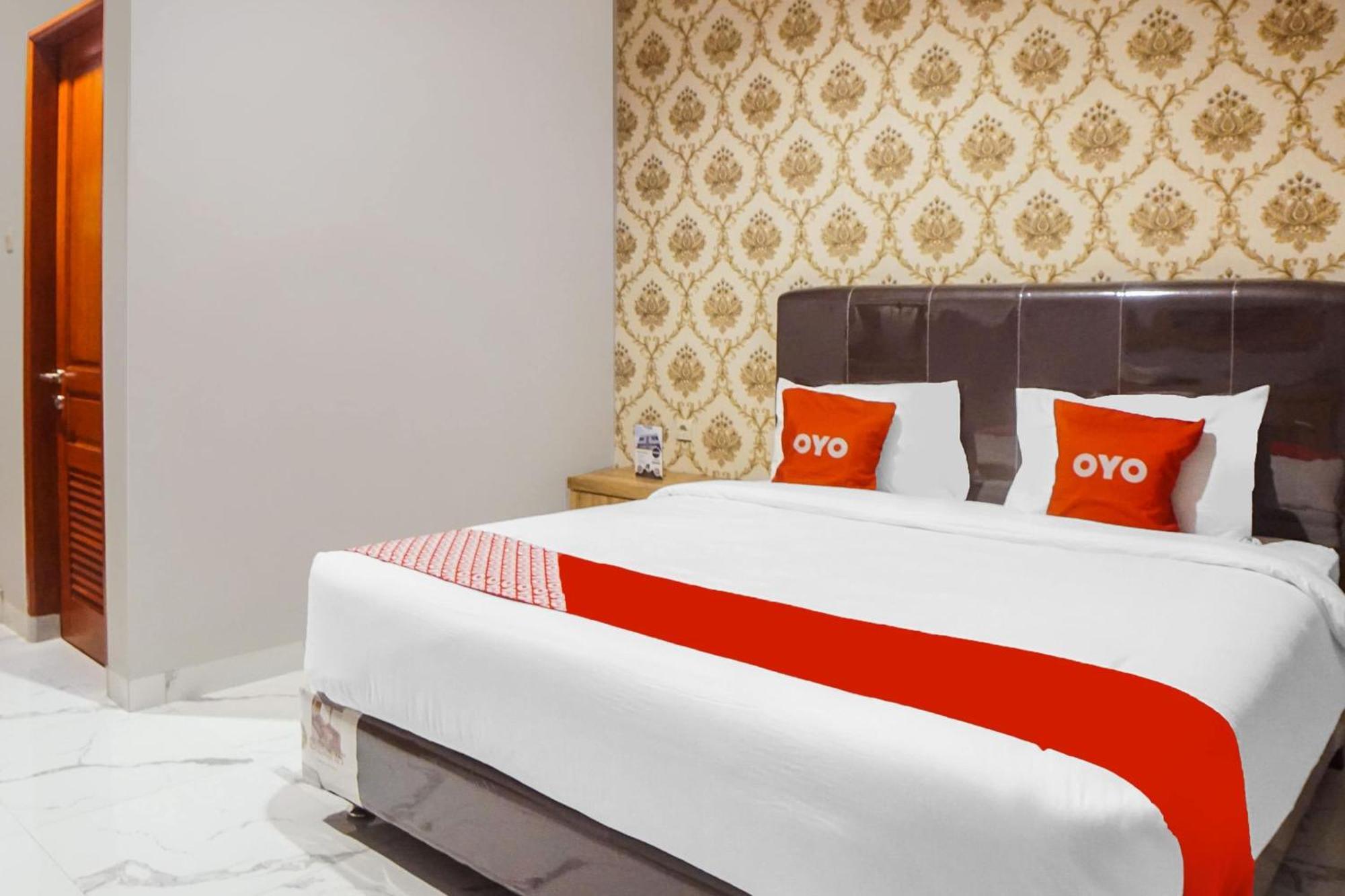 Super Oyo Capital O 92066 Papakoel Hotel & Cafe Medan Esterno foto